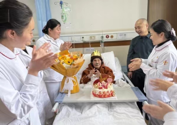醫(yī)護(hù)人員與老人一起開(kāi)心地過(guò)百歲生日。巴南區(qū)融媒體中心供圖