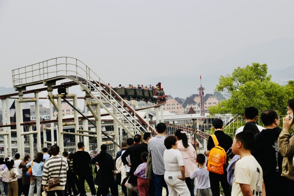 游客在景區(qū)游玩。楊孝永攝