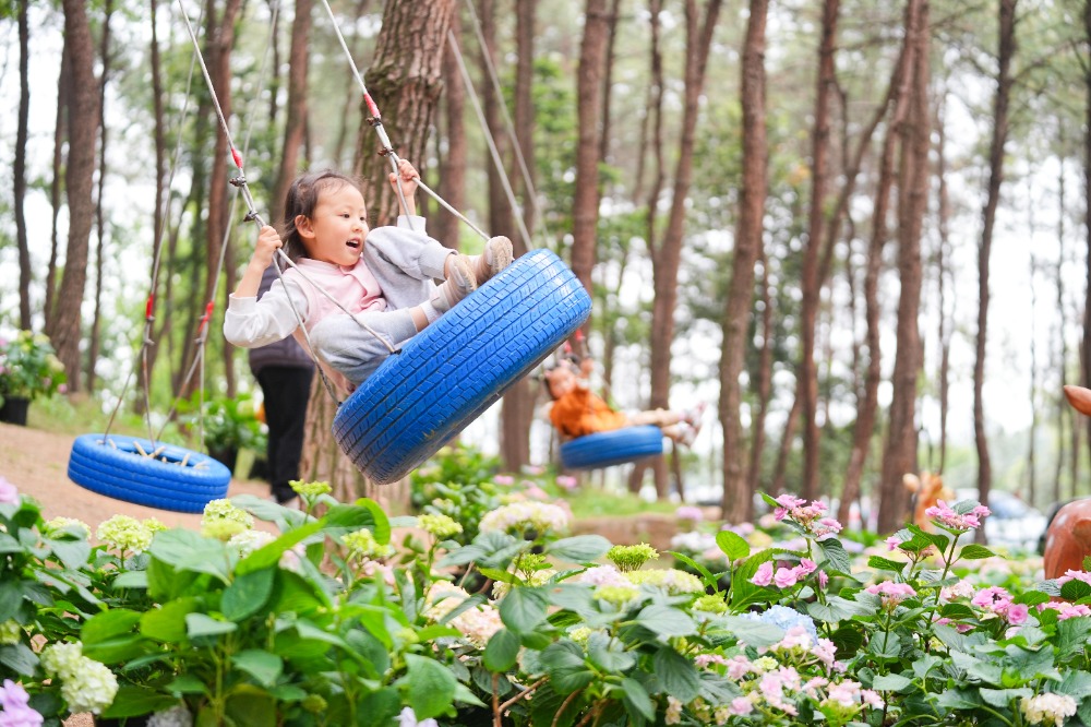4月6日，北碚區(qū)復興街道漫花山田農業(yè)公園，孩子們在體驗游樂項目。特約攝影 秦廷富