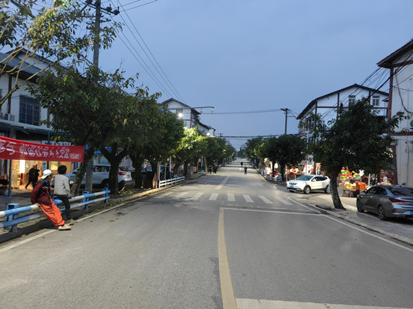 永興村2社更換為太陽能路燈后的路段。興隆鎮(zhèn)供圖