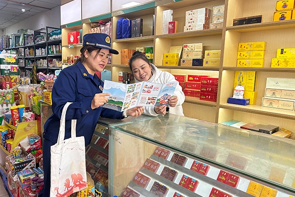 進行消防安全知識宣傳。重慶市涪陵區(qū)消防救援局供圖