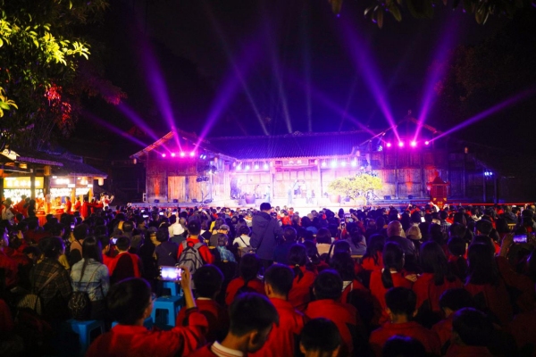 酉陽桃花源景區(qū)在夜間推出"幻界光影秀"。酉陽旅投供圖