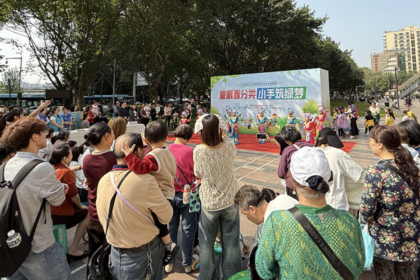 “童眼看分類 小手筑綠夢”主題宣傳活動現(xiàn)場。活動方供圖
