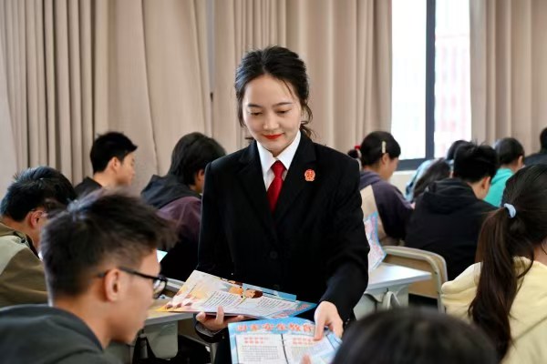 向學生們發(fā)放宣傳資料。主辦方供圖