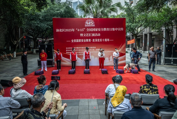 重慶江北機(jī)場(chǎng)海關(guān)監(jiān)管工作犬開(kāi)展查驗(yàn)任務(wù)。龍山街道供圖