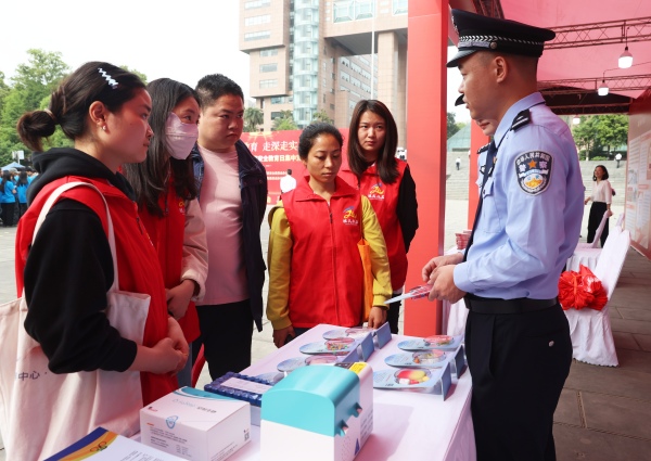 現(xiàn)場工作人員為市民普及國家安全知識。長壽區(qū)委宣傳部供圖