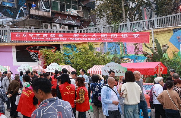 健康夜市吸引眾多群眾。曾英豪攝