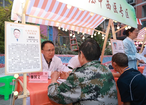 專家醫(yī)師為群眾答疑。曾英豪攝