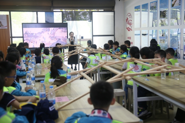 學(xué)生體驗(yàn)職業(yè)啟蒙教育。任峰攝