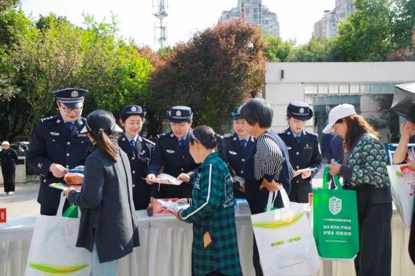 向市民宣傳國(guó)家安全知識(shí)。孫玉潔攝