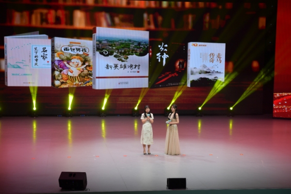 但憶玲分享《新英雄灣村》創(chuàng)作背后的故事。曹鳴鷗攝