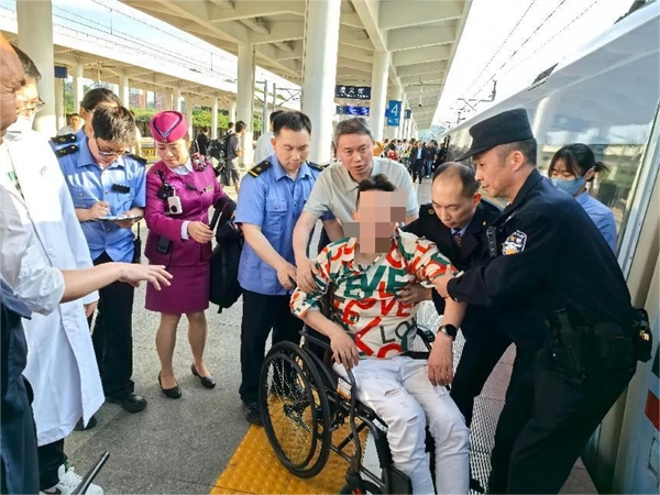 患者在遵義站被轉(zhuǎn)運(yùn)至當(dāng)?shù)蒯t(yī)院。重慶市第十三人民醫(yī)院供圖