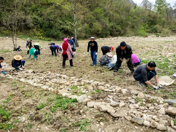 村民種花完成游客心愿。廖森攝
