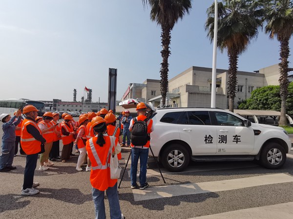 市民和媒體了解大氣走航監(jiān)測車。張艷攝