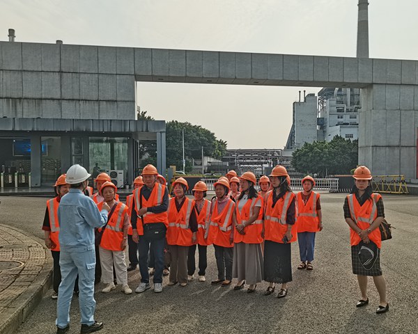 市民和媒體參觀新廠區(qū)。張艷攝