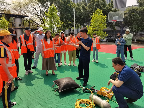 當天，參觀者還走進川維化工公司消防中心，了解隊伍在應急救援工作上的舉措和經驗。張艷攝