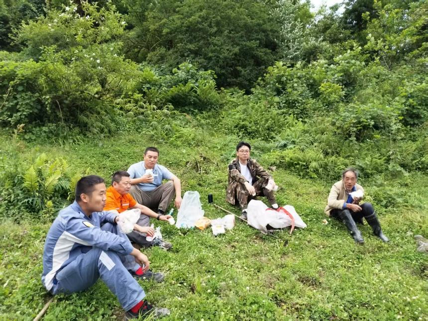工作專班勘探礦石休息時用餐。受訪者供圖