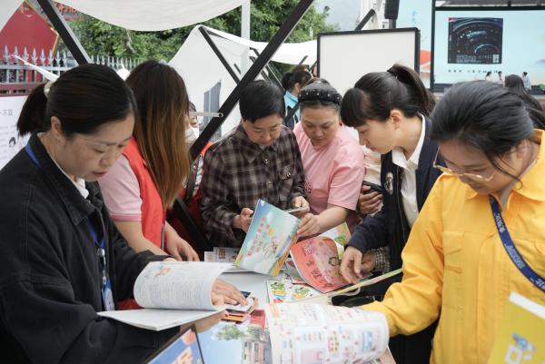 市民選購圖書。羅凌攝?