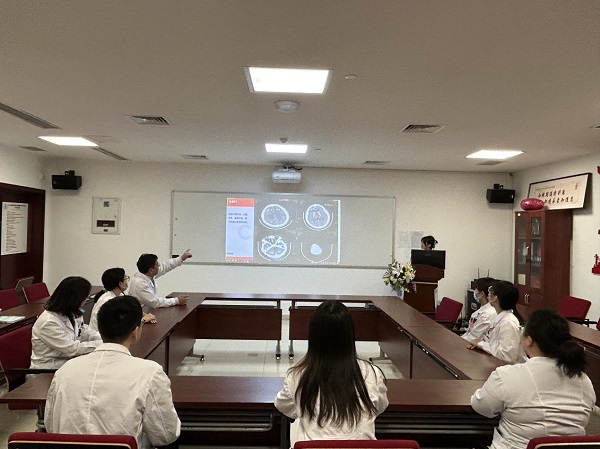 該院癲癇中心團(tuán)隊(duì)為患者會(huì)診。重醫(yī)附二院供圖