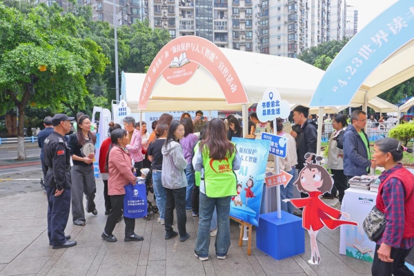 主題展區(qū)前市民紛紛駐足。渝北區(qū)文化旅游委供圖