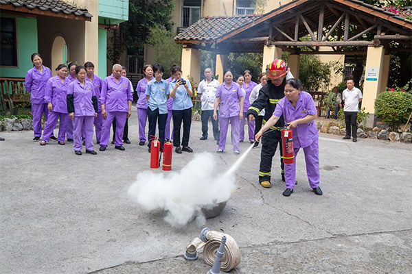 職工進行實操練習(xí)。重慶市涪陵區(qū)消防救援局供圖