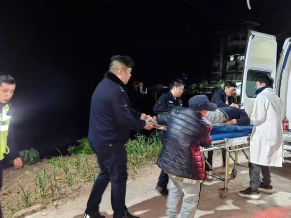 渝北區(qū)茨竹中心衛(wèi)生院急診急救團(tuán)隊(duì)協(xié)同警務(wù)人員對患者開展轉(zhuǎn)診救治。渝北區(qū)衛(wèi)生健康委供圖