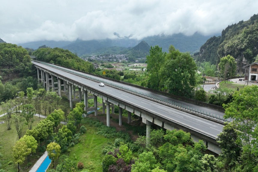 車輛暢行其間，景致迷人。胡程攝