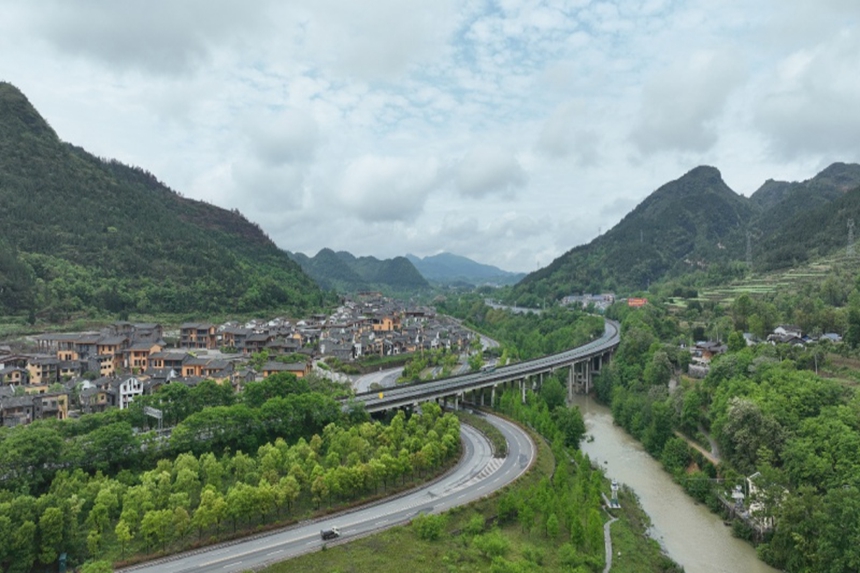 高速公路繞城而過(guò)。胡程攝