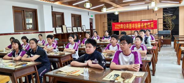 學(xué)生們體驗古籍修復(fù)。陳華洪攝
