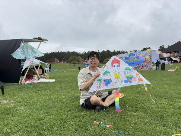游客展示自己制作的風(fēng)箏。武隆區(qū)委宣傳部供圖