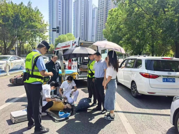 渝中區(qū)化龍橋街道群防機動隊開展救助工作。受訪單位供圖
