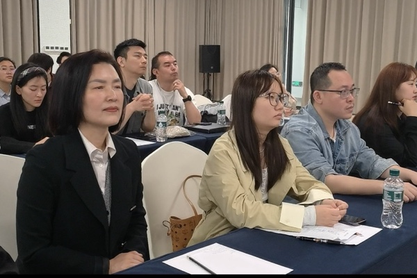 川渝新聞業(yè)務大講堂現(xiàn)場，新聞工作者仔細聆聽。楊圣龍攝