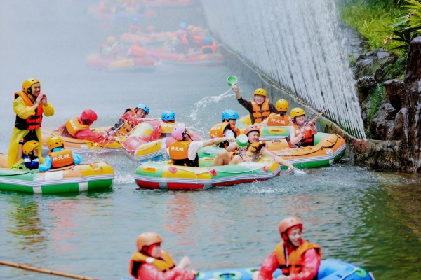 龍峽泉水漂流。金佛山供圖