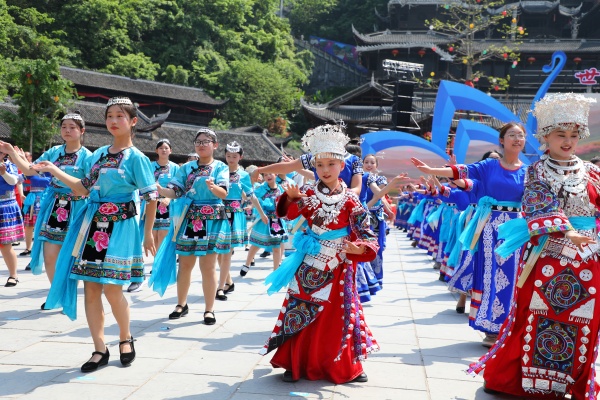 苗鄉(xiāng)兒女同唱嬌阿依、共舞踩花山。彭水縣委宣傳部供圖