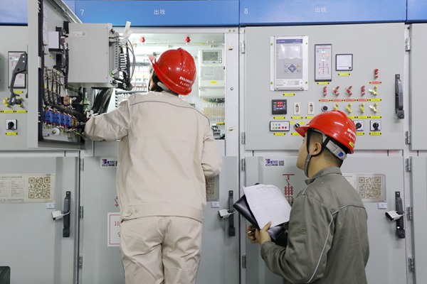 國網(wǎng)永川供電公司員工在220千伏許溪變電站檢查核對二次回路。國網(wǎng)永川供電公司供圖