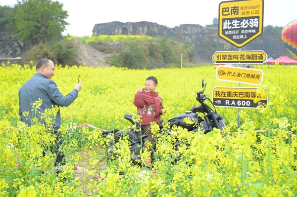 市民在油菜花海中拍照打卡 丁新攝