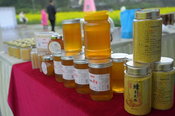 牛蜂子蜂蜜 丁新攝