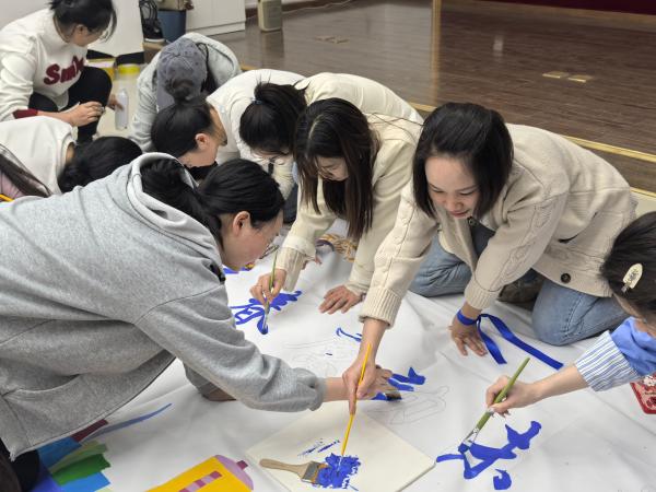青年們積極參與活動。張艾雯攝
