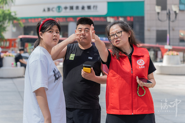 志愿者為游客們提供志愿服務(wù)。羅云希攝