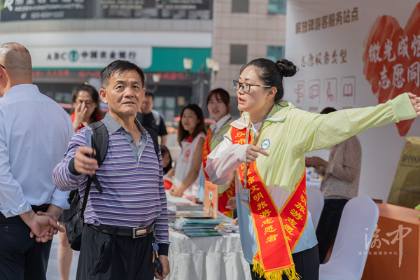 志愿者為游客們提供志愿服務(wù)。羅云希攝