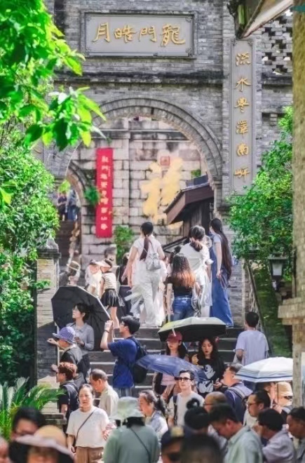 假期里游客們逛街。龍門浩老街供圖