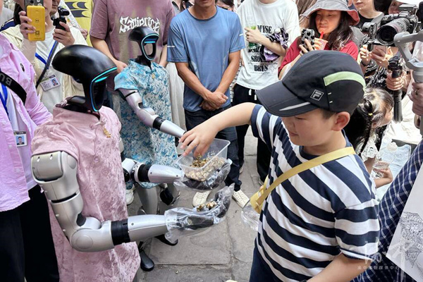 人形機(jī)器人在景區(qū)為游客提供服務(wù)。渝中區(qū)融媒體中心供圖