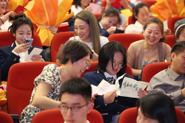 學(xué)生與家長互讀信件。向詩佳攝
