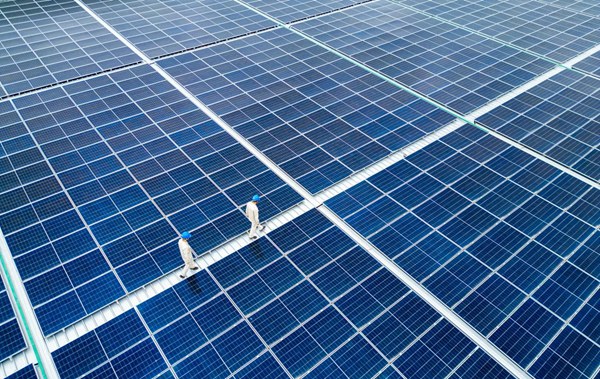 電力員工開展光伏巡檢。國網(wǎng)重慶永川供電公司供圖