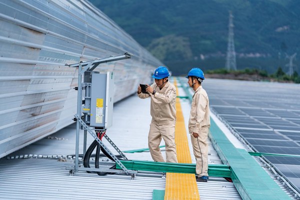 電力員工調(diào)試光伏設(shè)備。國網(wǎng)重慶永川供電公司供圖
