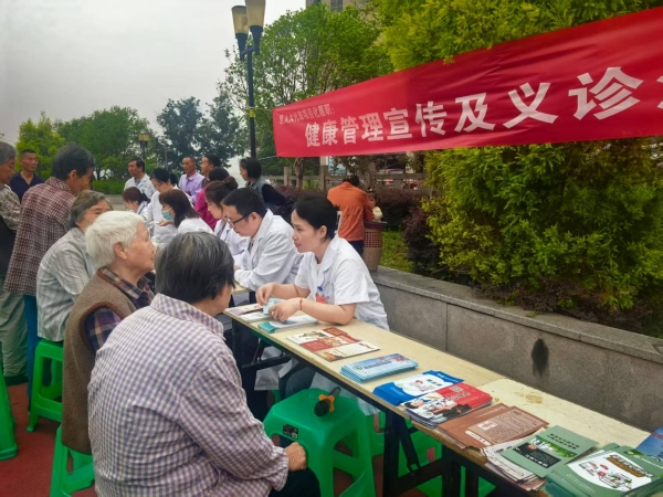 涪陵區(qū)人大代表馮曉紅開展健康管理宣傳及義診活動(dòng)。涪陵區(qū)人大常委會(huì)供圖