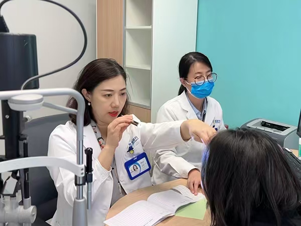 彭艷麗為患者檢查眼部情況。重慶普瑞眼科醫(yī)院供圖