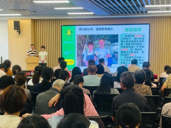 宣講活動(dòng)現(xiàn)場。重慶高新區(qū)政務(wù)服務(wù)和社會(huì)事務(wù)中心供圖