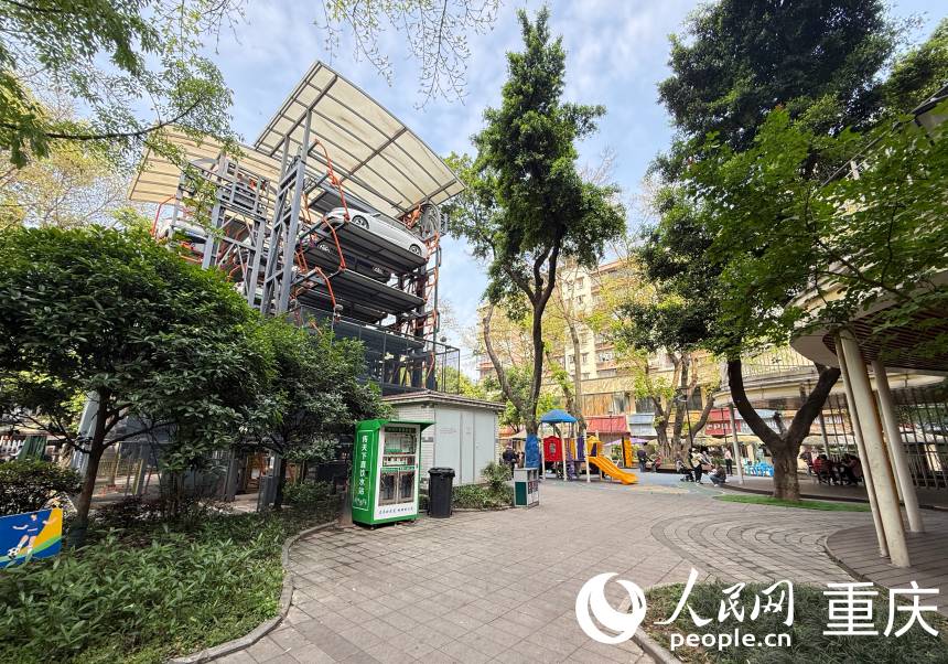 白馬凼社區(qū)的立體停車場。人民網記者 胡虹攝