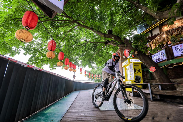選手們在山城巷的陡坡、彎道和跳臺中挑戰(zhàn)極限?；顒臃焦﹫D